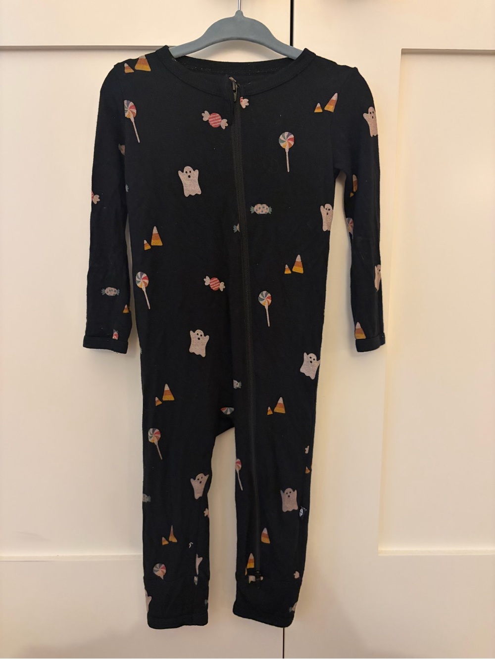 Kyte BABY Bamboo Black Halloween Zippered Romper in Trick or Treat | 18-24m